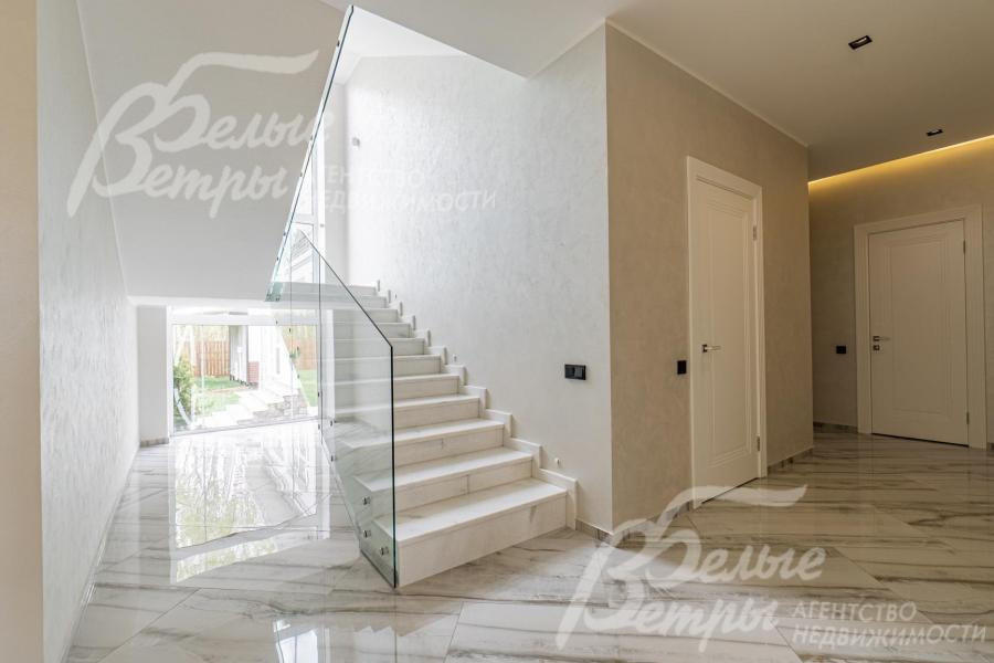 На стенах декоративная штукатурка (венецианка)