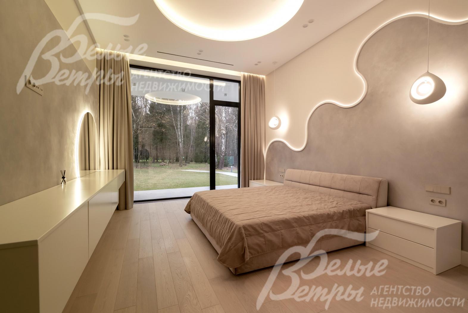 Мастер-спальня укомплектована мебелью, с большим панорамным окном с выходом на террасу