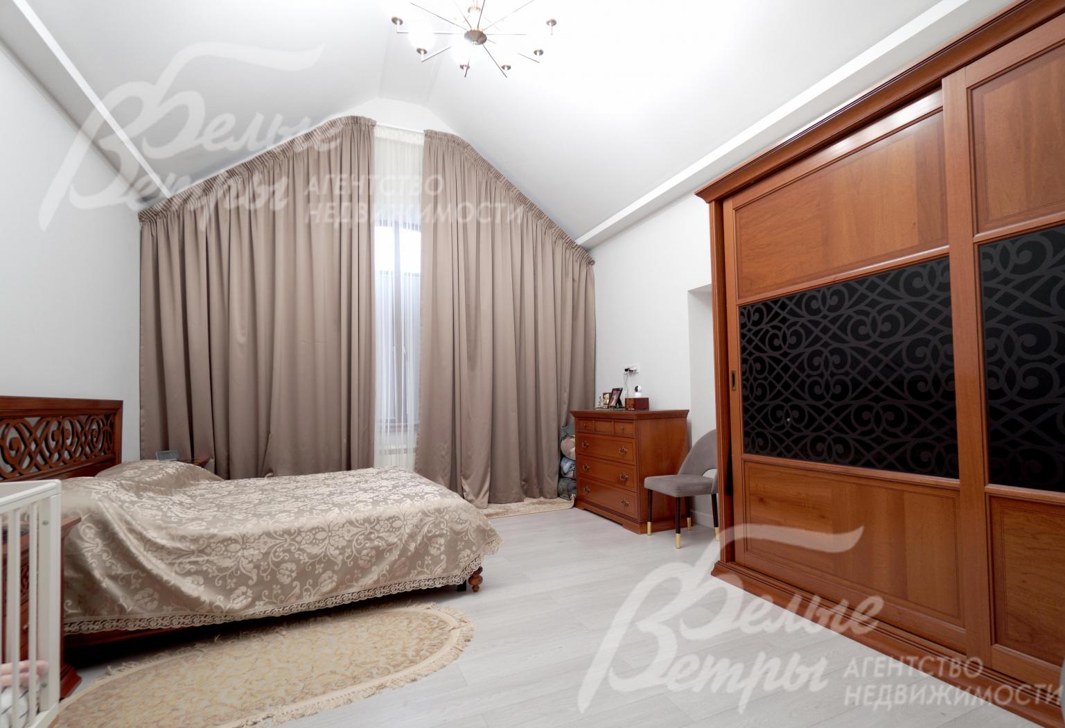 Одна из спален на 2-м этаже со спальным гарнитуром и вместительным шкафом