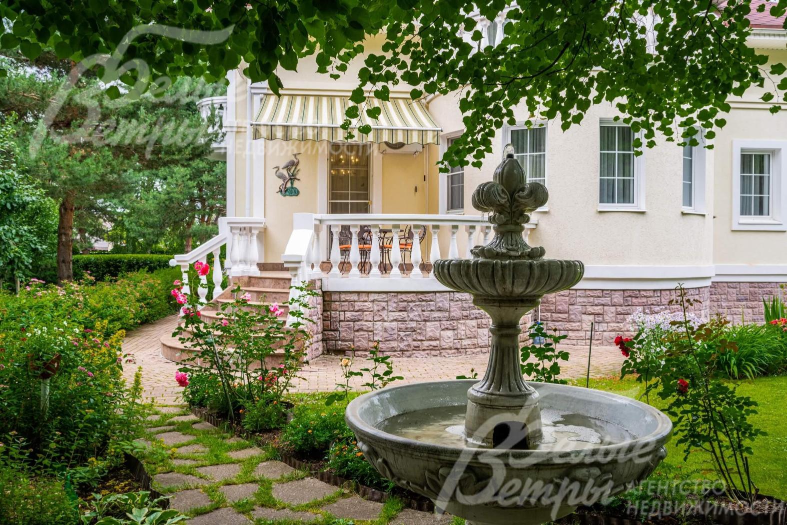 На участке выполнен ландшафтный дизайн, есть фонтан