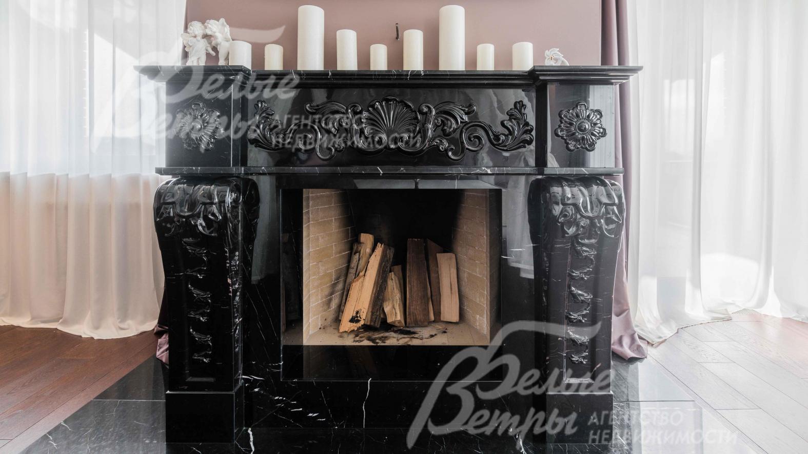 Главная спальня с камином