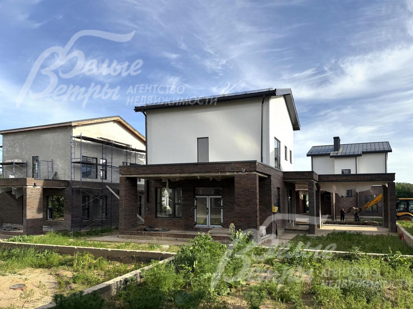 Фасад облицован кирпичом коричневого цвета на первом этаже и оштукатурен на втором и мансардном этажах