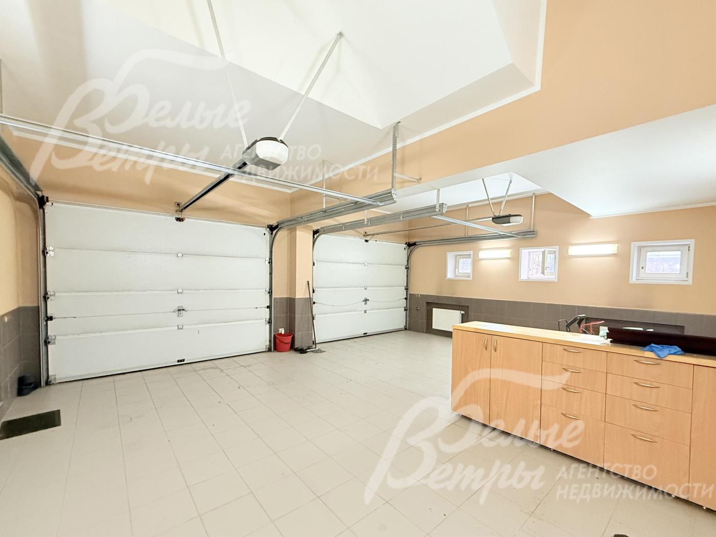 В гараже на первом этаже установлены двое подъёмных автоматических ворот