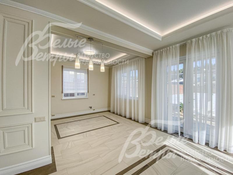 Натяжные потолки со встроенным освещением и люстрами