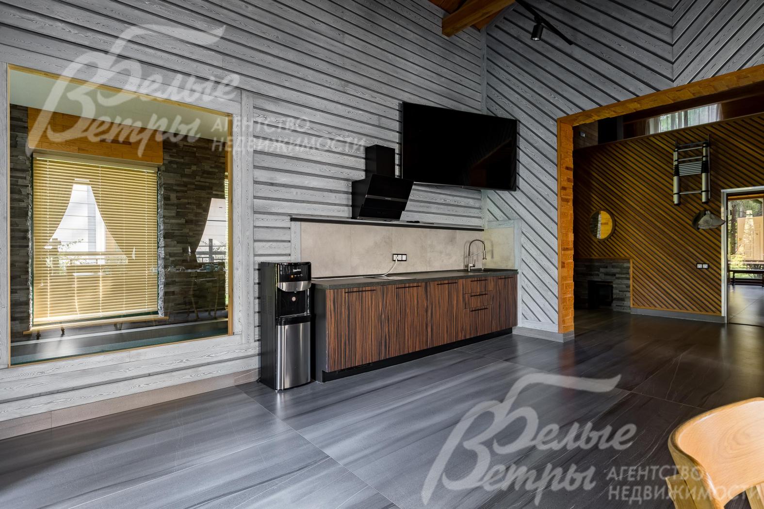 Кухня столовая бани оснащена мебелью, телевизором, высота потолков – 4,8 м