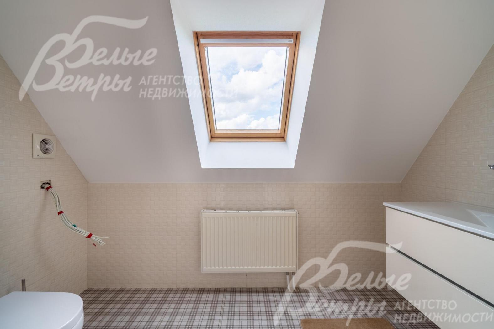 Санузел на мансардном этаже с окном