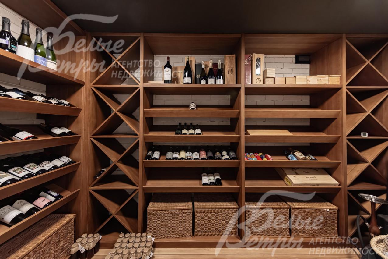 Винный погреб на 800 бутылок, мебель выполнена из ясеня.