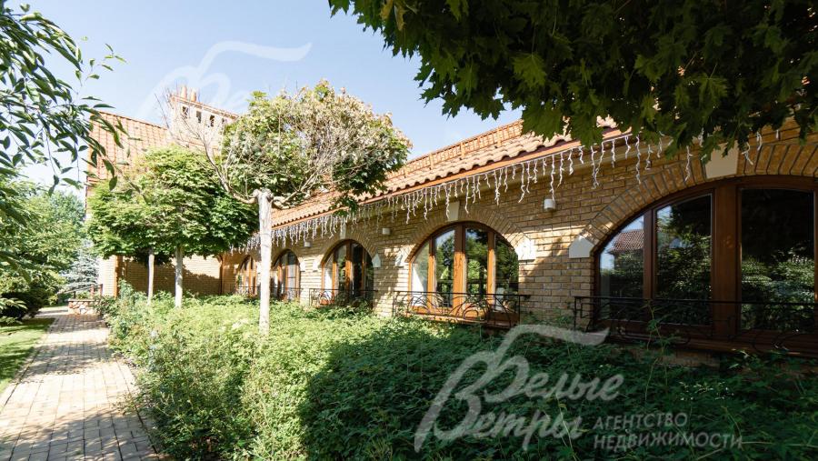 На участке высажено более 1000 декоративных деревьев и кустарников 