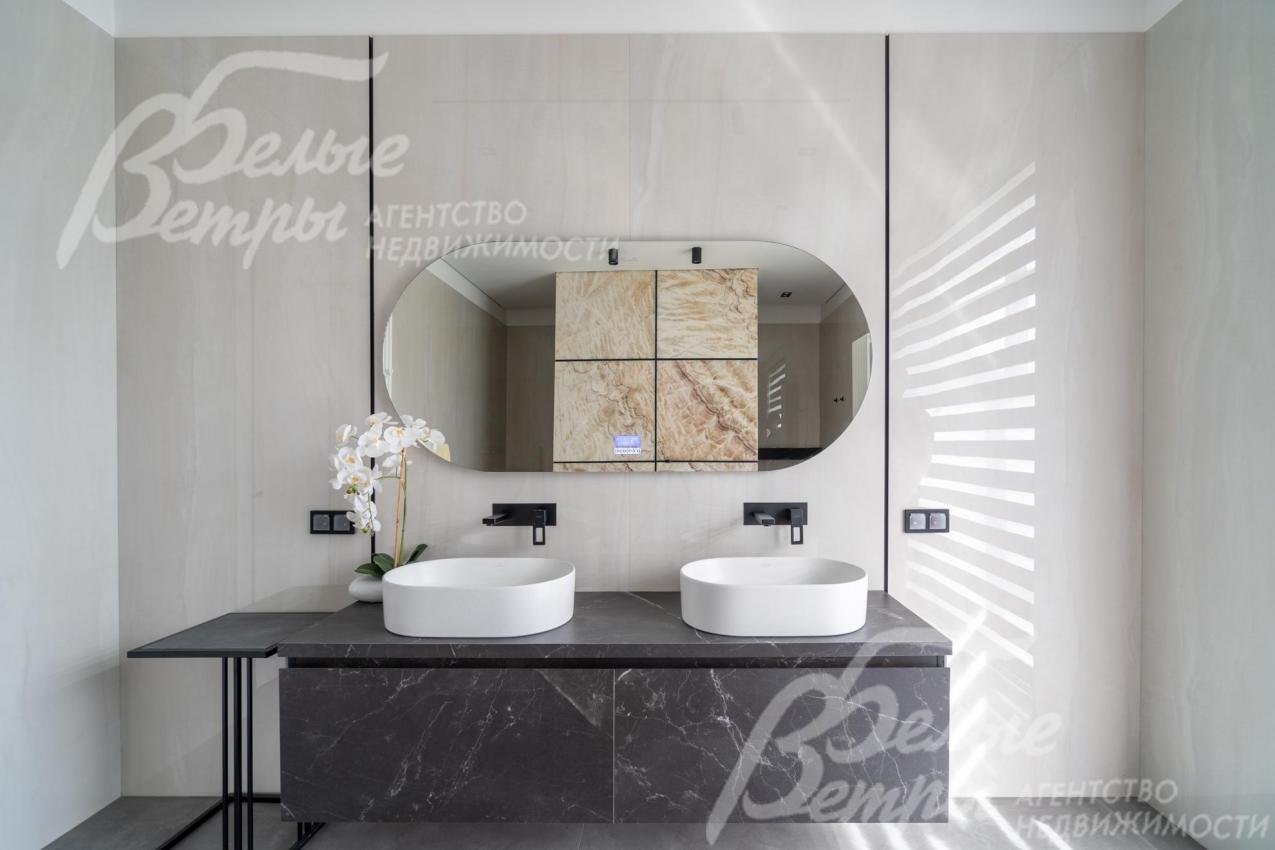 В санузле мастер-спальни - каменная тумба на две раковины