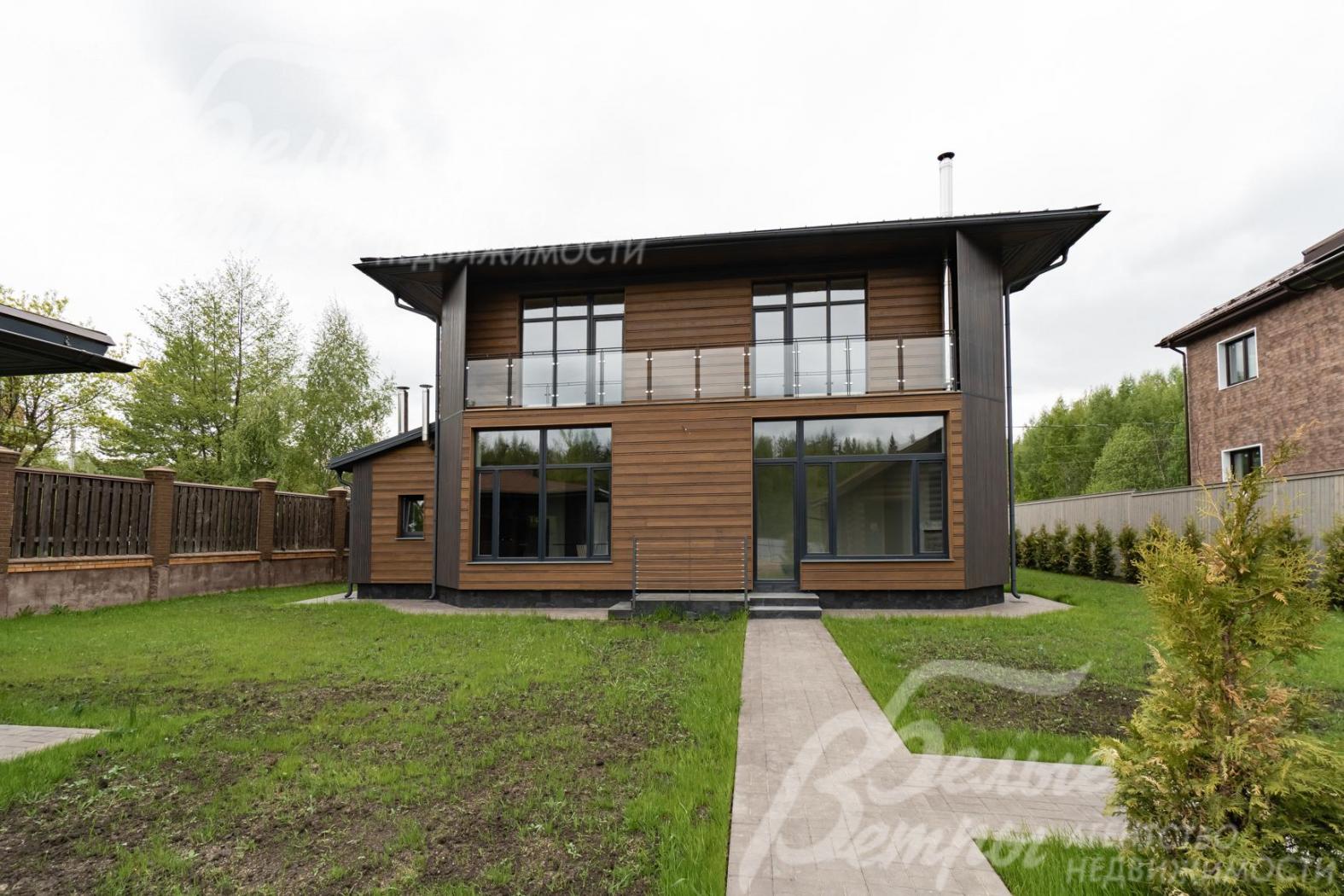 Дом облицован планкеном из лиственницы на скрытых направляющих