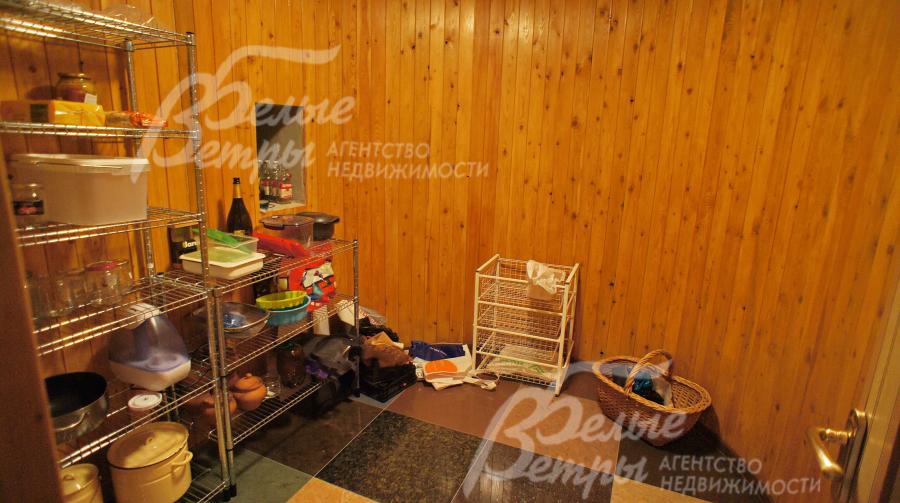 В цокольном этаже прохладное помещение для хранения заготовок