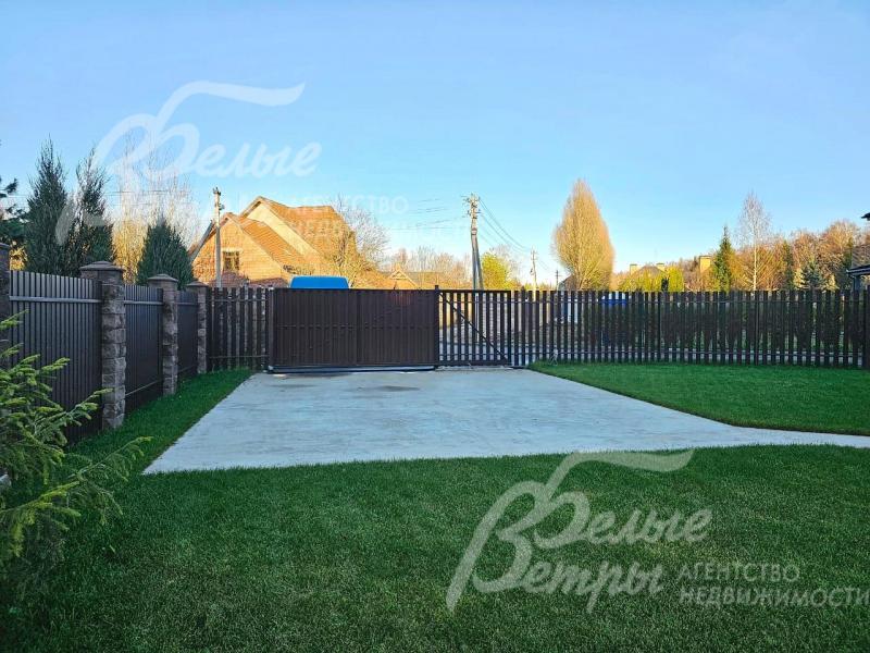 Участок огорожен забором, откатные ворота