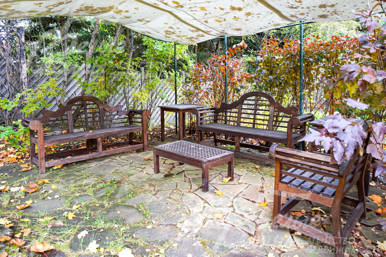 На участке несколько зон отдыха с беседками