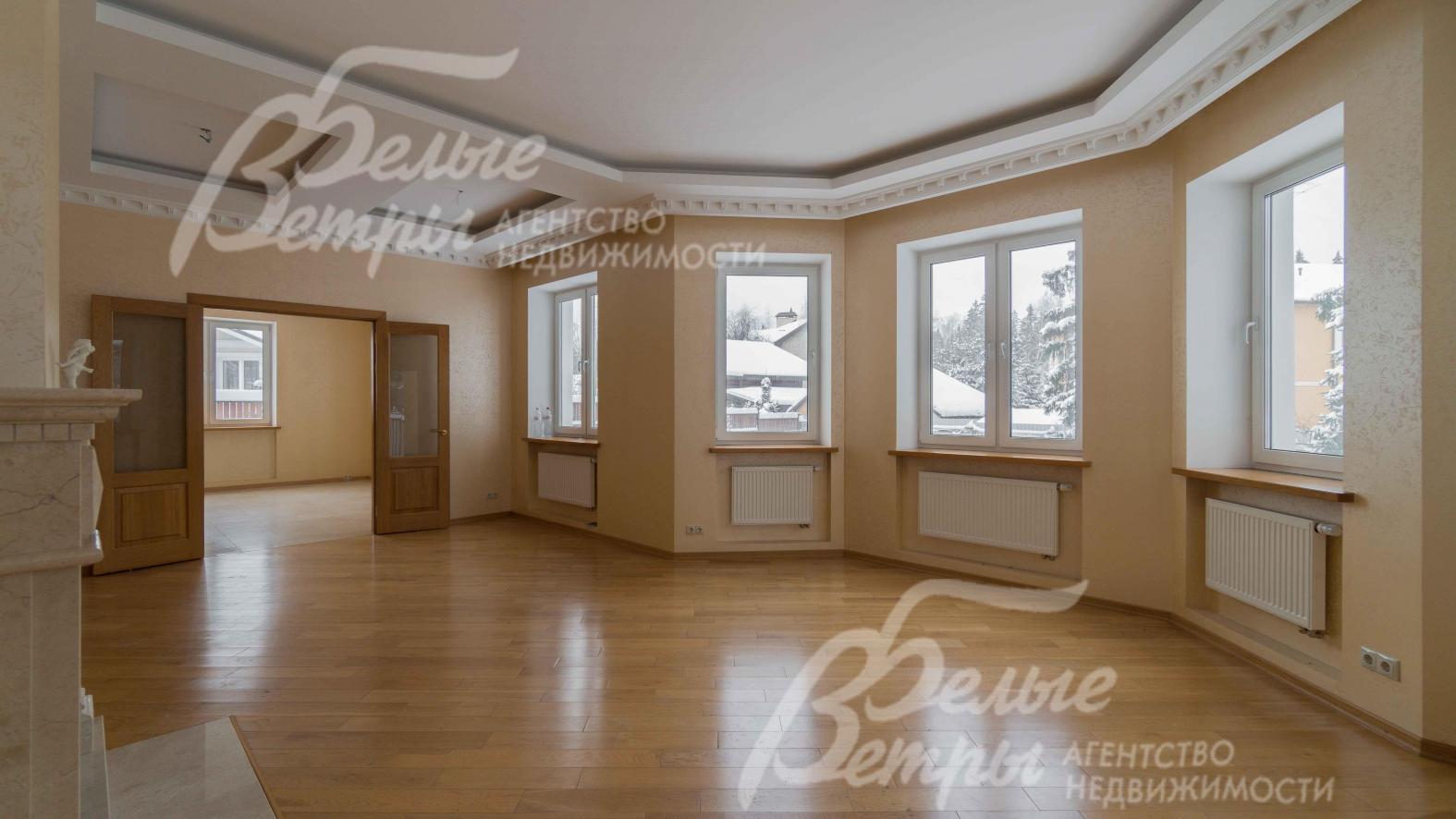 Гостиная с выходом на крытую веранду