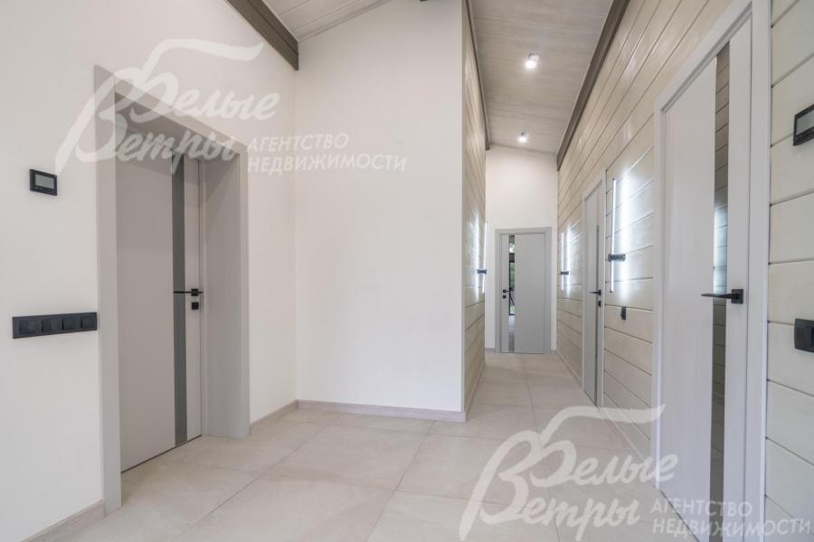 Коридор дома: на полу - керамогранит с подогревом