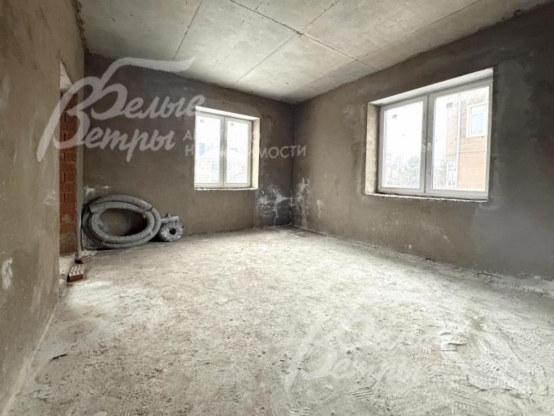 В доме установлены окна, разводка коммуникаций выполнена по границе участка