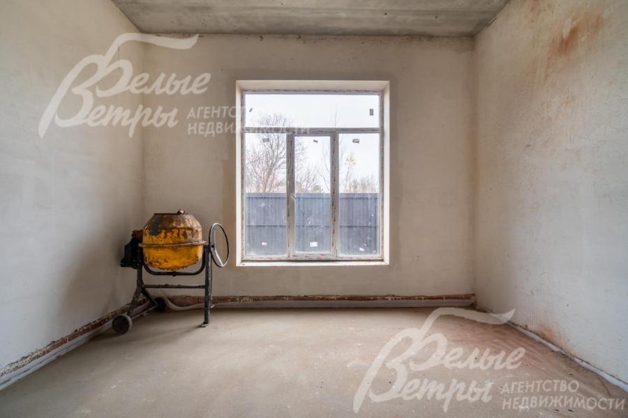 В доме - высокие потолки, на первом этаже - 3,7 м (в черновой отделке)