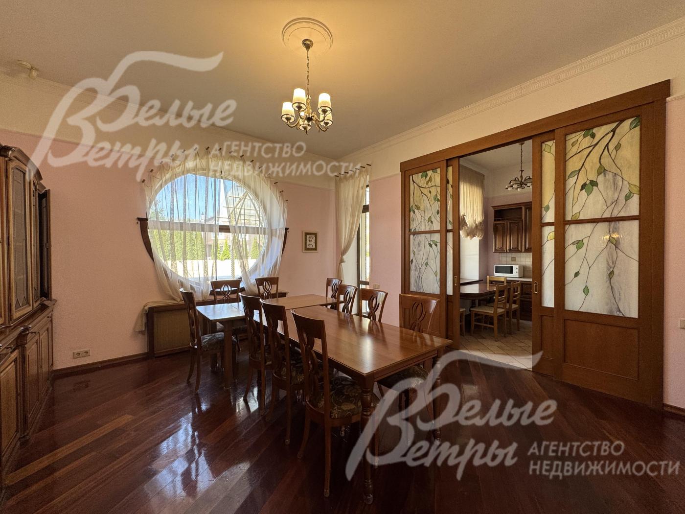 Выход из кухни в столовую - через раздвижные двери с витражами, в столовой - дорогостоящая обеденная группа и окно-роза