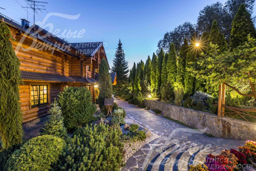 Перед главным входом в Основной дом - коллекция хвойных растений