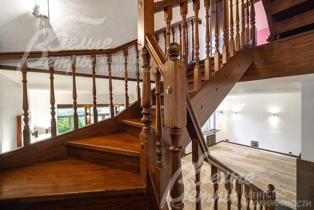 Лестница выполнена из износостойкой породы дерева