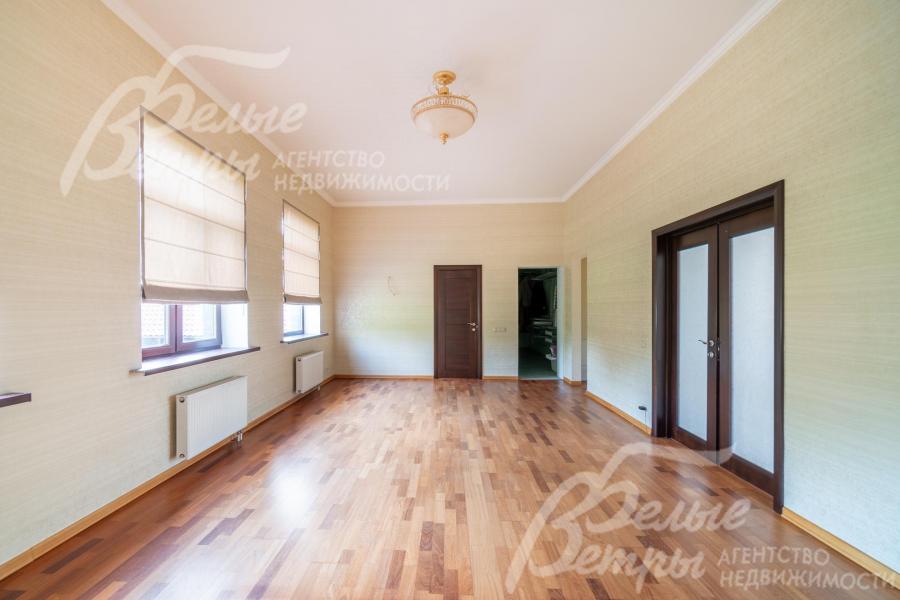 Мастер-спальня на втором этаже с большими окнами и представительной входной дверью из массива дерева