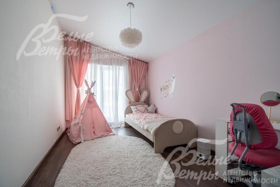 Одна из спален на втором этаже, оборудованная под детскую