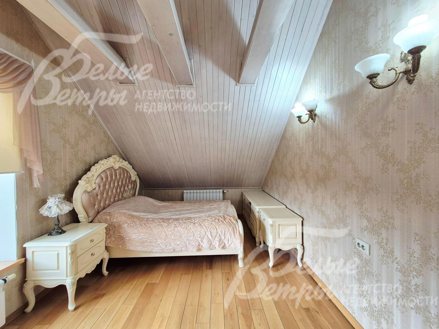 Одна из спален в детском блоке на 2-ом этаже.