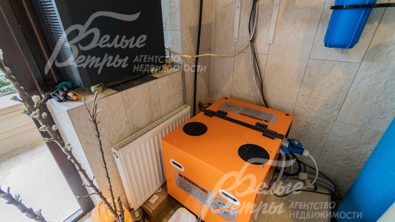 Газовый генератор Gazlux СС5000D (4800 Вт), источник бесперебойного питания Eaton 9130 6000 ВА