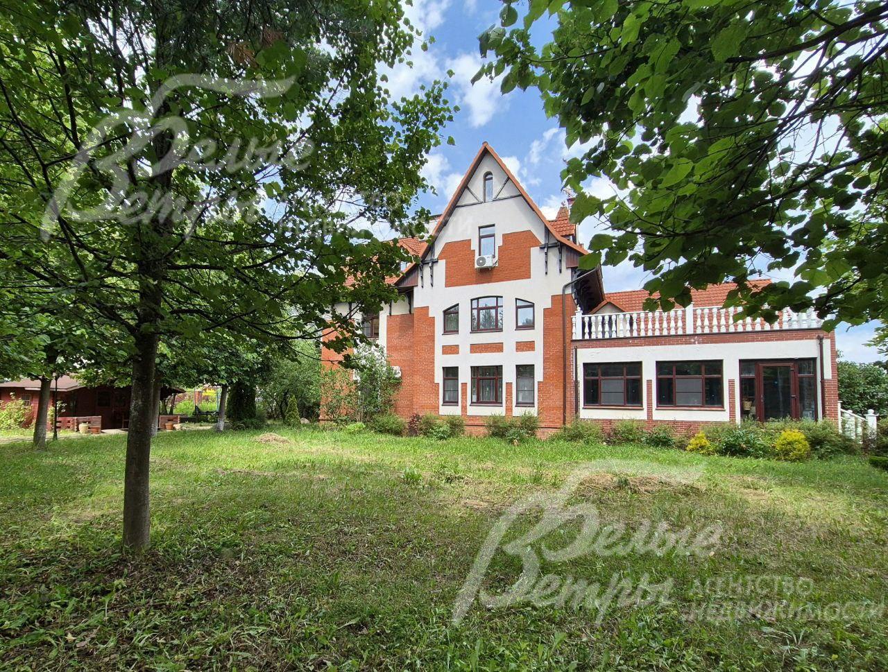 Вид на дом со стороны участка.