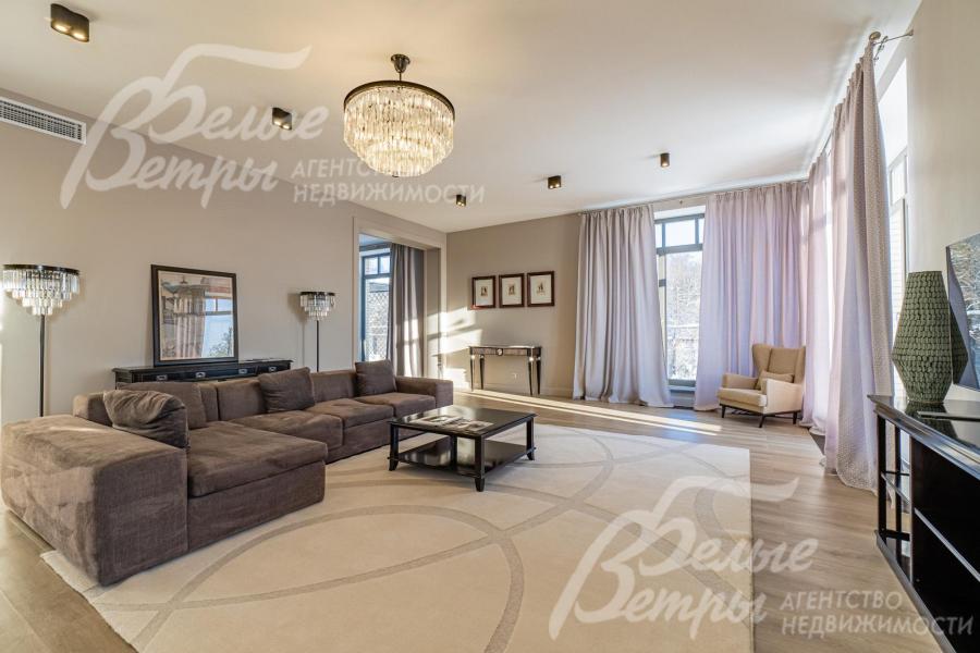 Большая гостиная с панорамными окнами