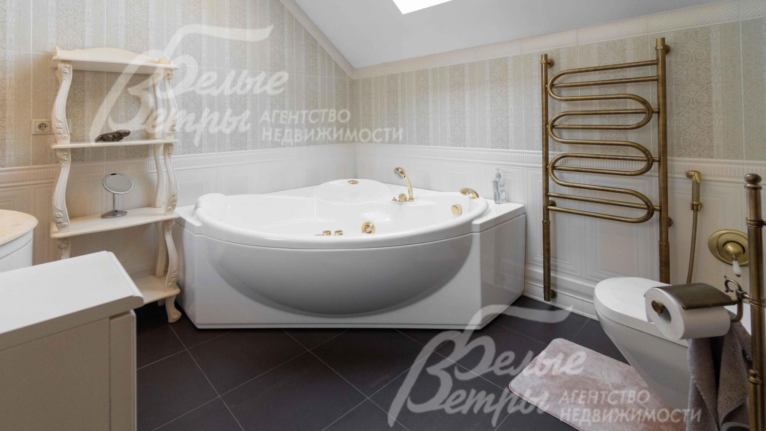 Ванна-джакузи при главной спальне