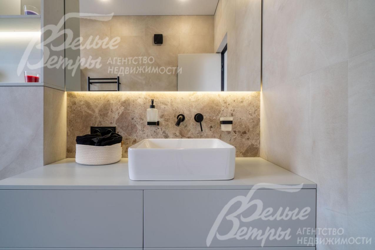 Санузлы полностью оборудованы, фурнитура чёрного цвета, плитка имитирующая терраццо