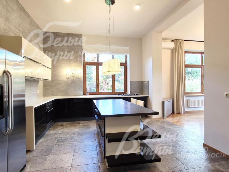 Угловая кухня со столешницей из камня.