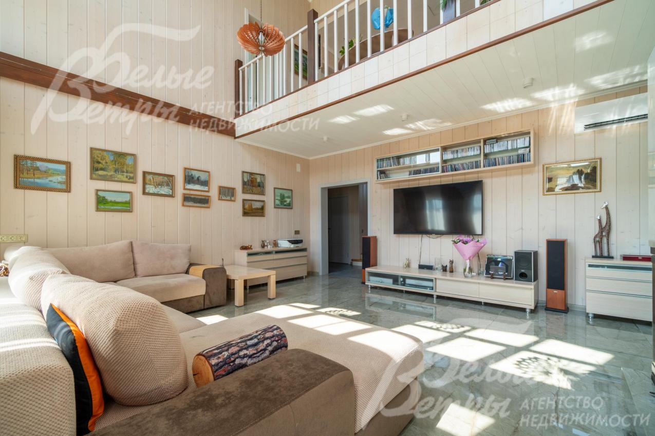 В гостиной - удобная диванная группа и широкоформатный телевизор