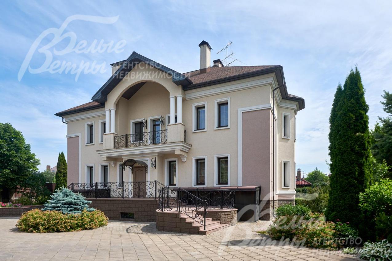 Главный вход в дом через большое парадное крыльцо с кованым ограждением