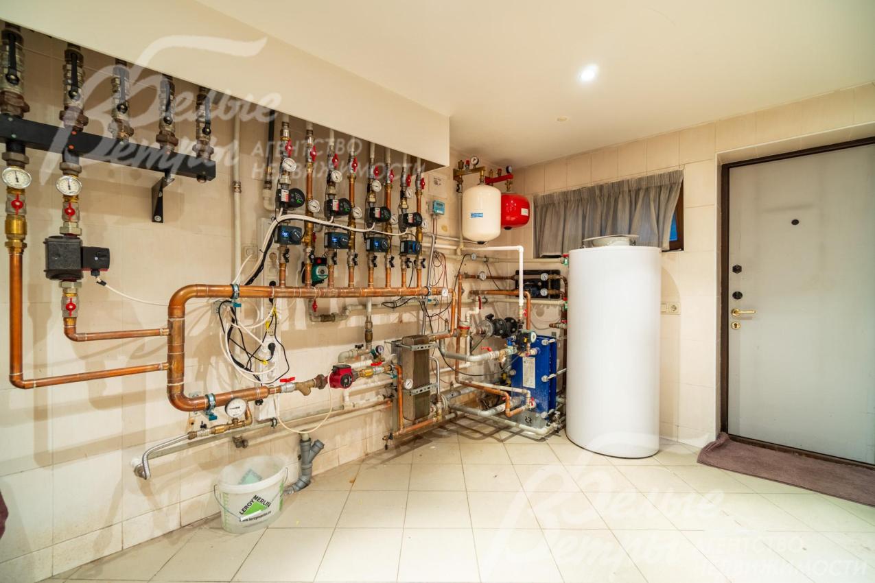 Котельная - на первом этаже: установлен резервный бойлер на 200 л с медной обвязкой, система очистки воды Экодар