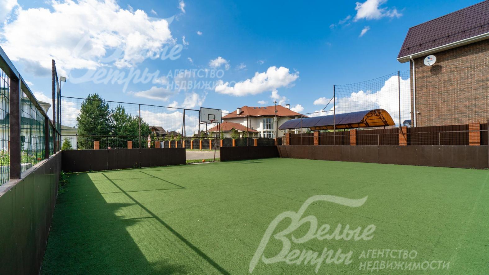 Спортивная площадка в поселке