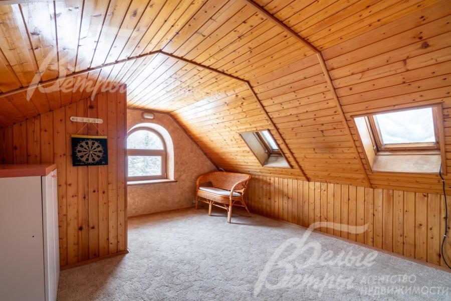 На мансардном этаже уютная игровая комната, также -  просторная гардеробная