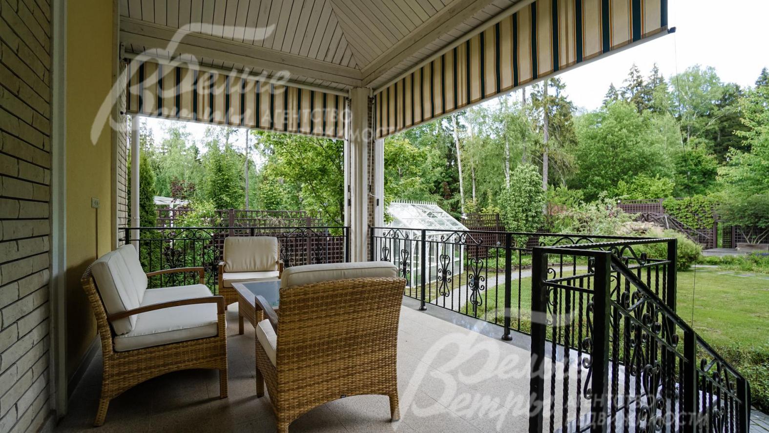 Крытая терраса - пол термически обработанный гранит, маркизы с обеих сторон (от ветра, дождя, холода)