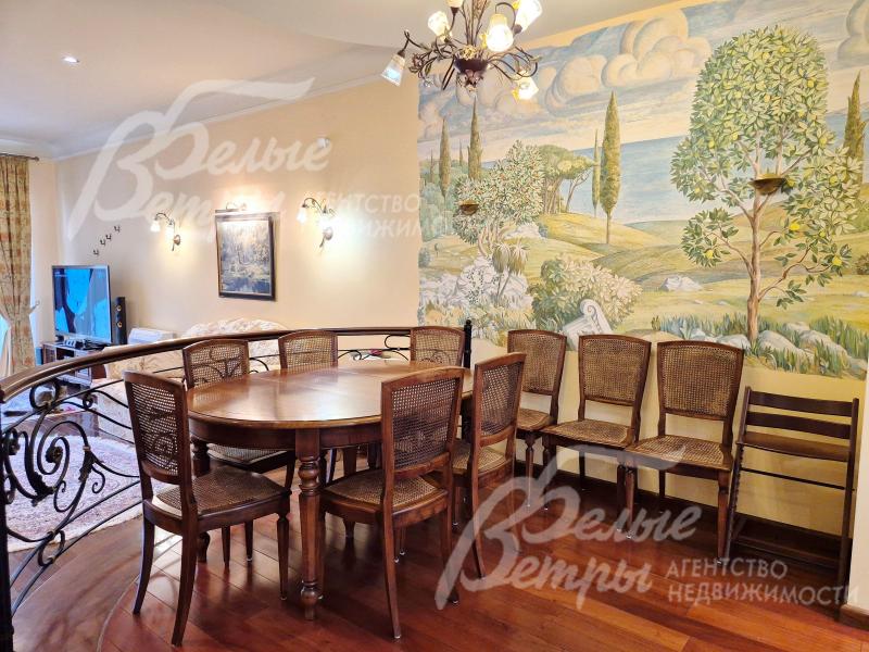 Обеденная группа 9 персон из массива дерева с элементами из ротанга. 