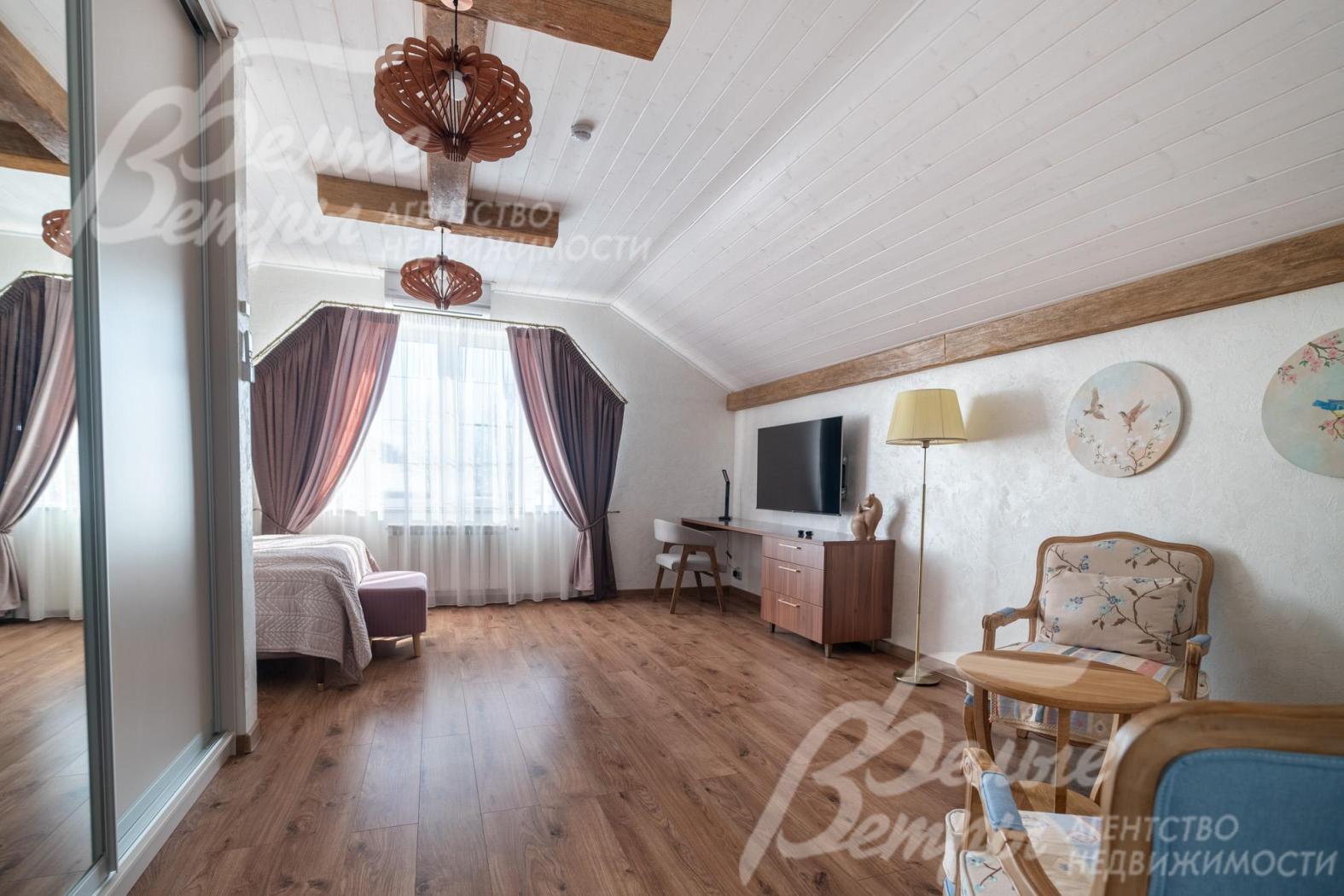 Спальное место в комнате удобно зонировано, кровать расположена у окна — это добавляет функциональности и эстетики интерьеру