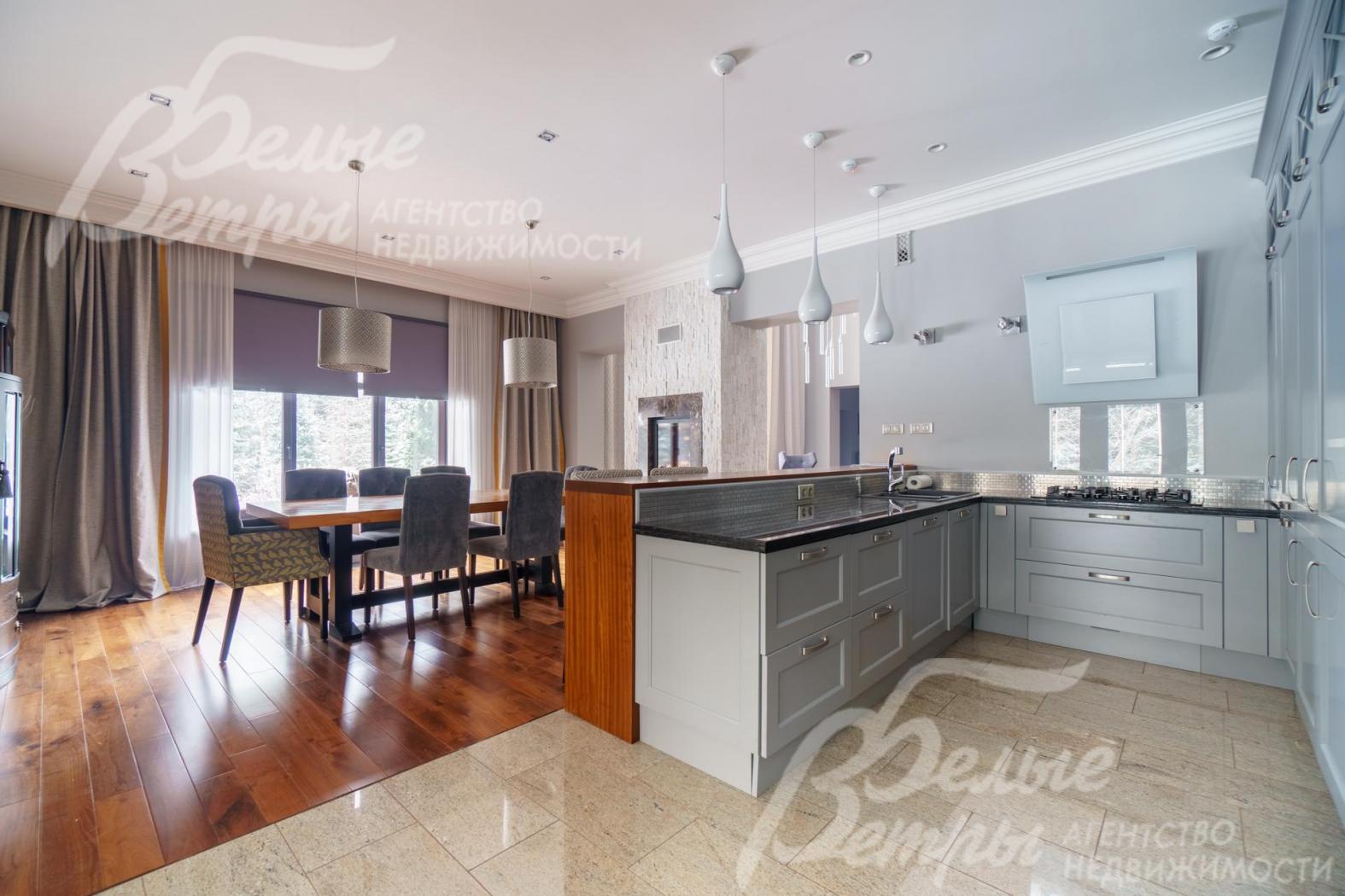 Пол в зоне кухни - гранит Pearl Flower. Столешница кухни - красивейший черный гранит Black Galaxy, а барного стола - тик.