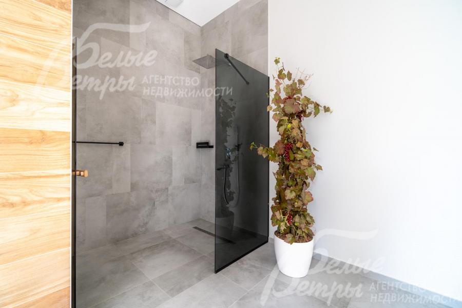 Душевая в спа-зоне - напротив входа в сауну