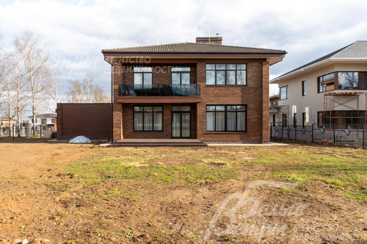 Вид на дом со стороны участка