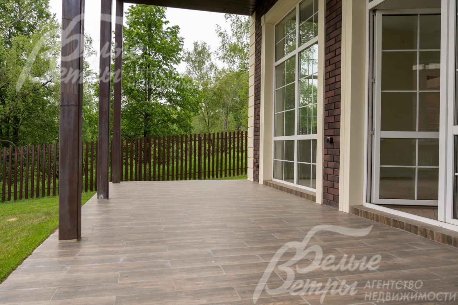 Крытая терраса с шикарным видом. 