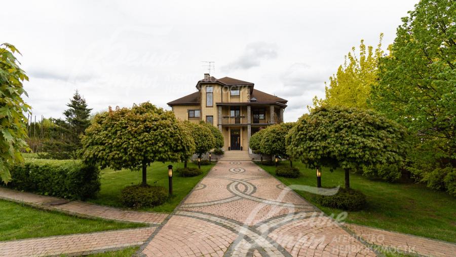 Земельный участок с богатым ландшафтным дизайном