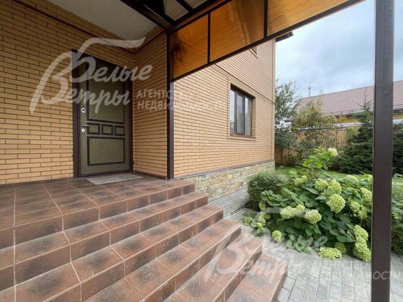 Крытое крыльцо - вход в дом.