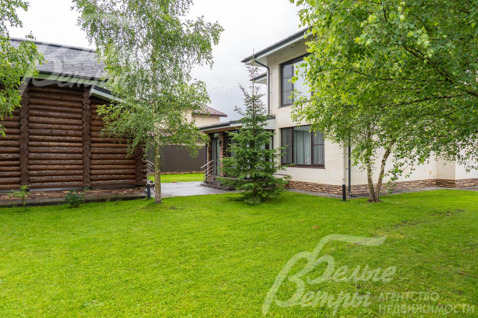 Дом стоит на облагороженном зелёном участке