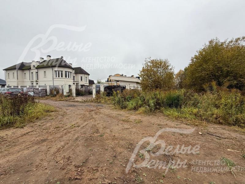 Рядом - солидные коттеджи на просторных участках и статусные соседи