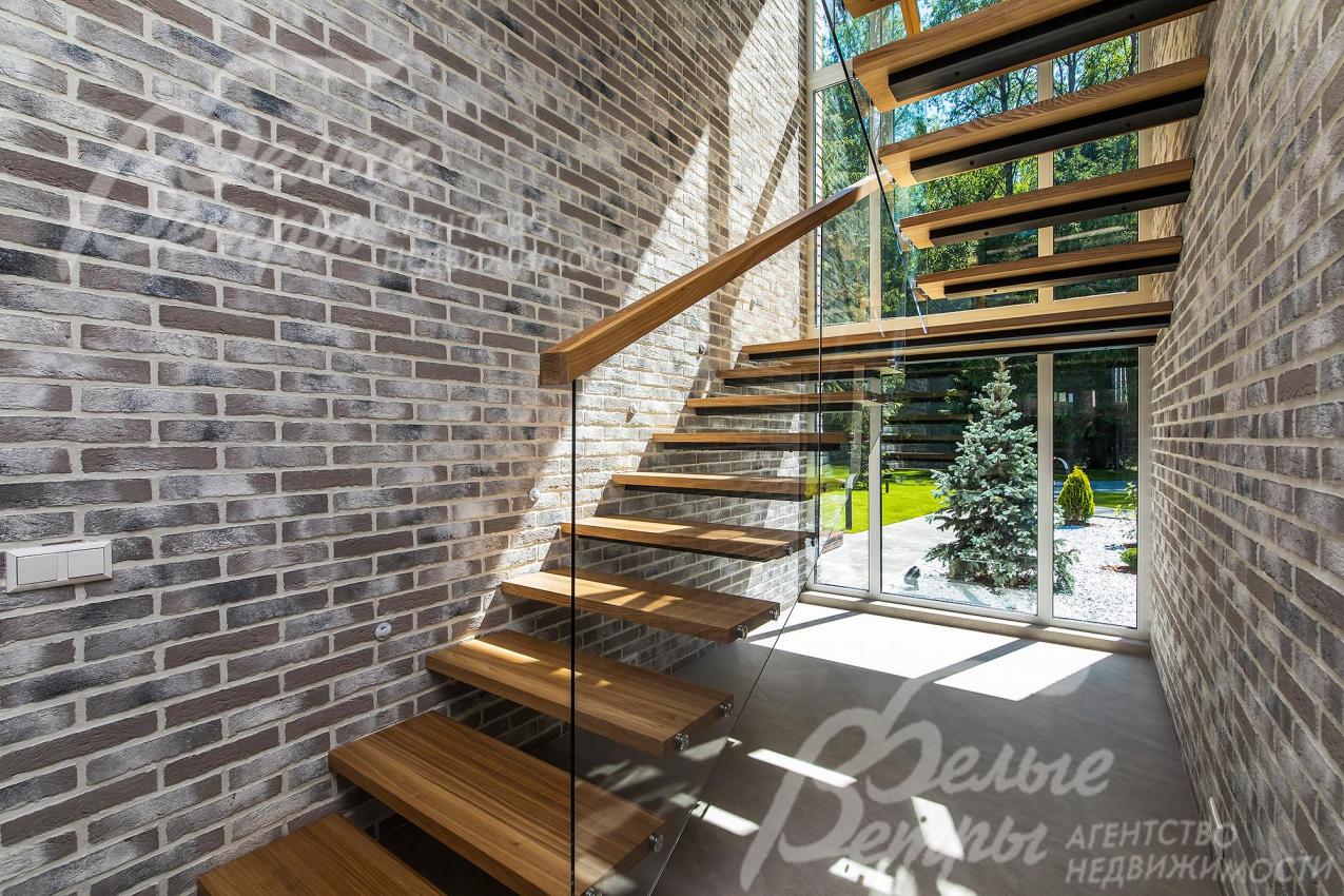 Лестница – металл, дуб, стекло, с подсветкой